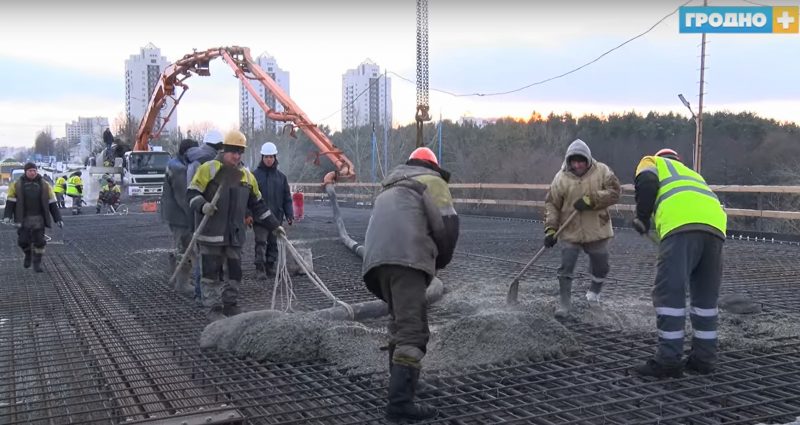 Злавілі надвор'е: на Новым мосце заліваюць наступную маналітную пліту і рыхтуюць дамкраты новый мост гродно