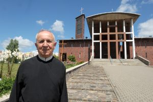 Ксяндзу, які 25 гадоў служыў на Дзевятоўцы, не працягнулі дазвол. Ён пакіне Беларусь Ксяндзу, які 25 гадоў служыў на Дзевятоўцы, не працягнулі дазвол. Ён пакіне Беларусь