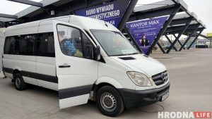 Каля "Брузгоў" ўсталявалі дзве камеры фіксацыі хуткасці: у які бок будуць лавіць часцей? Маршрутка з Гродна на вакзале ў Беластоку. Фота: Hrodna.life