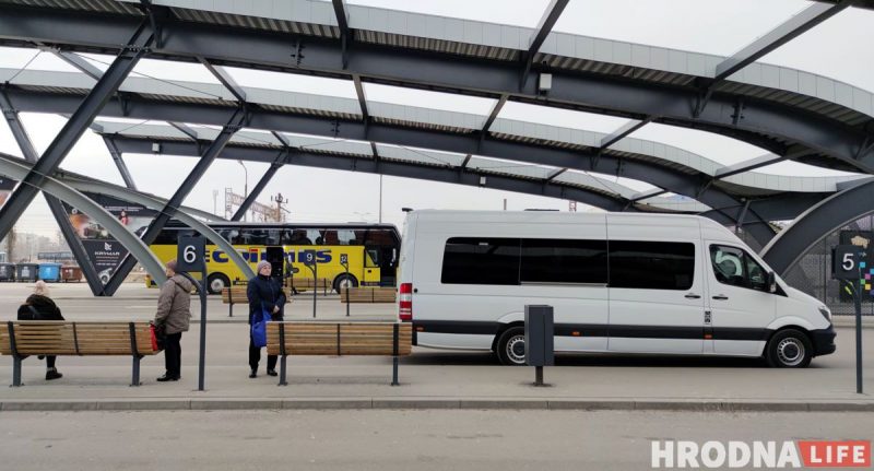 Адмена рэйсаў, падаражанне білетаў, яшчэ больш часу ў чэргах: як цяпер дабірацца з Гродна ў Польшчу і Літву? Маршрутка з Гродна на вакзале ў Беластоку. Як дабрацца з Польшчы ў Беларусь і з Гродна ў Польшчу зараз. Фота: Hrodna.life