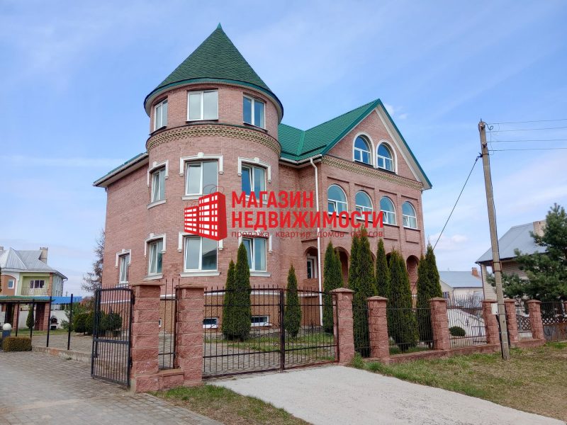 Нерухомасць тыдня: у Каробчыцах прадаецца дом-замак Катэдж у Каробчыцах