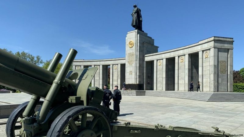 Як (не) святкуюць Дзень Перамогі ў розных краінах: ускладанне кветак, штрафы за сімволіку і новыя даты Як святкуюць Дзень Перамогі ў Германіі ў 2023 годзе