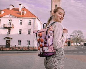 Стыльныя людзі Гродна: як і дзе апранаюцца праграмістка, кухар элітнага рэстарана і выкладчык-стажор Заплечнік Vokladki. Беларускі брэнд выпусціў дызайнерскі заплечнік з відам Гродна
