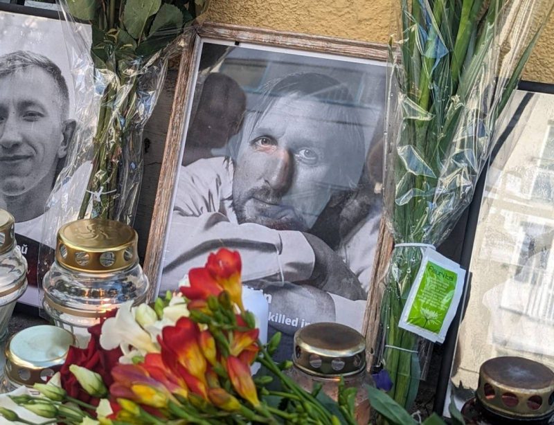 Не аказалі дапамогу, была язва, адрэагаваў Савет Еўропы. Што вядома пра смерць палітвязня Алеся Пушкіна Берлін. Беларусы нясуць кветкі і свечкі да мемарыяла ў памяць Алеся Пушкіна