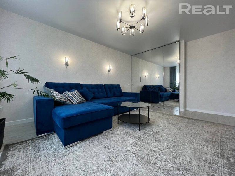 Нерухомасць тыдня: у Гродне можна купіць двушку з яркімі акцэнтамі і вялікім ванным пакоем Сіняя канапа ў кватэры ў ЖК Каўбасіно