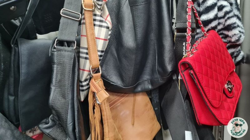 Витрина с сумками в магазине секондхенд