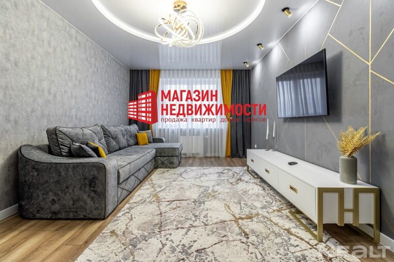 Нерухомасць тыдня: прадаецца кватэра з двума уцепленымі балконамі і двума гардэробнымі Зала ў кватэры на Магістральнай