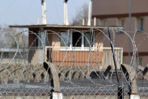 Руйнаванні працягваюцца. У Суркантах невядомыя разбурылі буйныя могілкі польскіх жаўнераў Арміі Краёвай Адзін са следчых ізалятараў у Варшаве. Фота: Służba Więzienna