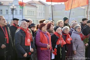 У Гродне на паклон да Леніна прыйшлі камуністы, камсамольцы і нават ліберальныя дэмакраты 7 лістапада 2023 - мітынг ля помніка Леніну ў Гродне