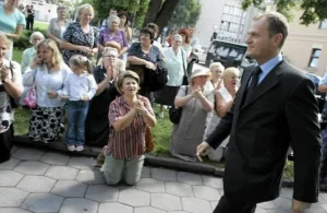 Гродзенкі сталі на калені перад Тускам? Гісторыя аднаго фота і двух фэйкаў Туск у Гродне