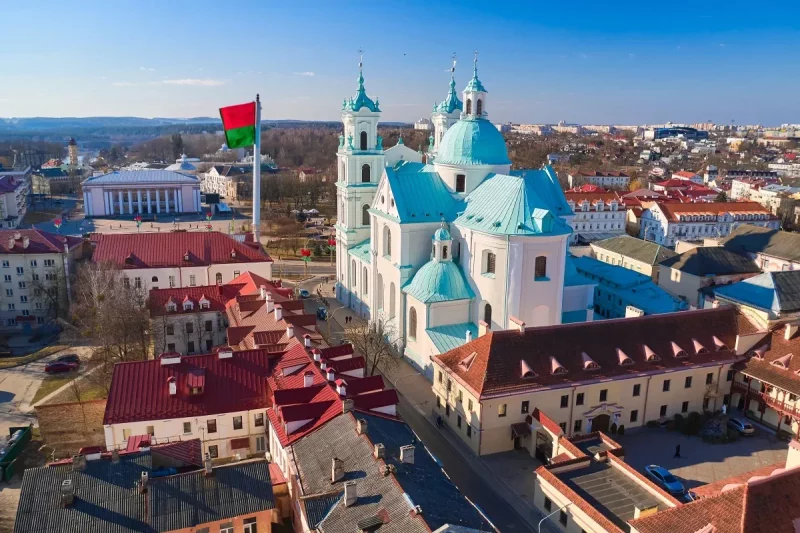 На Савецкай плошчы ў Гродне ўсталююць флагшток вышынёй з Фарны касцёл Візуалізацыя флагштока на плошчы Савецкай у Гродне. Згенеравана рэдакцыяй Hrodna.life у нейрасетцы. Фота: Shutterstock.com via travel.by