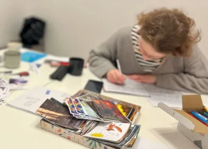“У мяне план па лістах”. Беларусы Варшавы напісалі палітзняволеным 3400 лістоў - які шлях яны праходзяць? Беларусы пішуць лісты палітвязням у Беларускім моладзевым хабе ў Варшаве