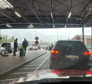 Агрэсія ў чарзе, ігнор памежнікаў і веласіпедысты. Што адбываецца на мяжы з Польшчай, дзе выезду чакаюць больш за 2000 аўто У пункце пропуску "Цярэспаль"