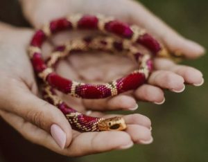 З какосавага воску, з драўляным кнотам і рознымі водарамі. Якія handmade-свечкі прадаюць гродзенкі ў Instagram дзе купіць handmade упрыгожванні з пацерак у Гродне