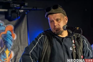"Кайфую ад трэша". Чым займаецца гродзенскі дыджэй, калі зачыненыя начныя клубы Алесь Дзянісаў, фронтмэн гурта Dzieciuki, на канцэрце ў Беластоку 25 кастрычніка 2023 года