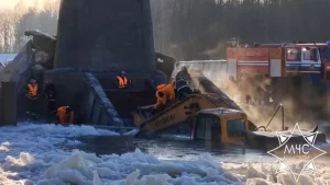 У Лідскім раёне абрынуўся мост на Нёмане: у раку звалілася тэхніка і чалавек Мост абрынуўся ў Нёман