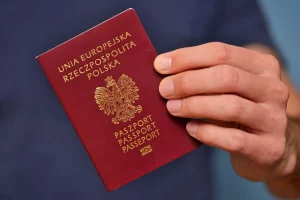 “Справы вядуцца дзясяткамі”. Адвакат-міжнароднік Алесь Міхалевіч расказаў, чаму спецслужбы еўрапейскіх краін блакуюць грамадзянства беларусам Пашпарт Польшчы.