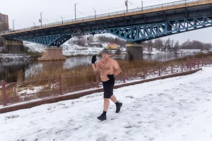 У Гродне паўраспранутыя людзі бегалі па снезе ўздоўж Нёмана: глядзіце, як прайшоў “ЗакалФэст” ЗакалФэст 2024
