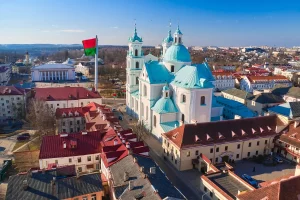 У Гродне адмовілі ўсім фірмам, якія прапанавалі пабудаваць флагшток на Савецкай Візуалізацыя флагштока на плошчы Савецкай у Гродне. Згенеравана рэдакцыяй Hrodna.life у есць. Фота: Shutterstock.com via travel.by