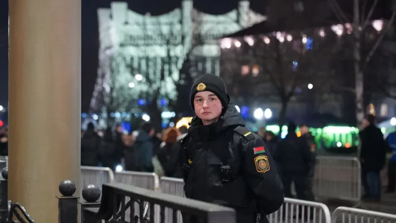 Падлетка параніла выбухам петарды: як прайшло святкаванне Новага года ў Гродне і рэгіёне Міліцыя на вуліцах Гродна ў навагоднюю ноч 2024. Фота: t.me/Neman102