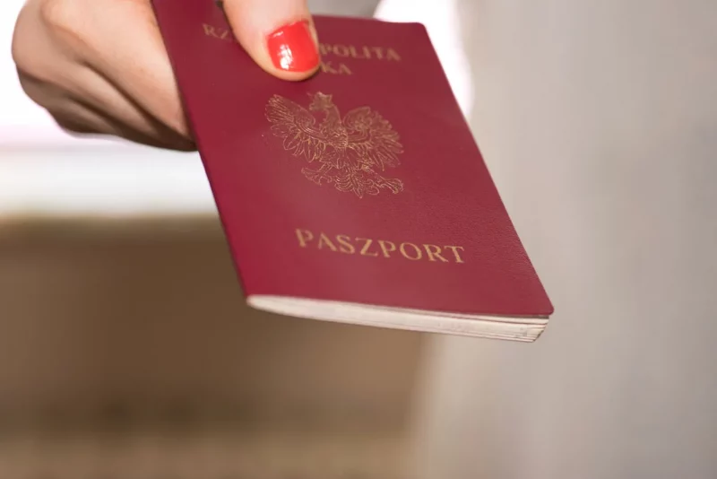 "Сёлета ініцыюем дакумент". Беларусам, якія не раскажуць пра свае замежныя ВНЖ і пашпарты, абяцаюць "адміністратыўку" польский паспорт