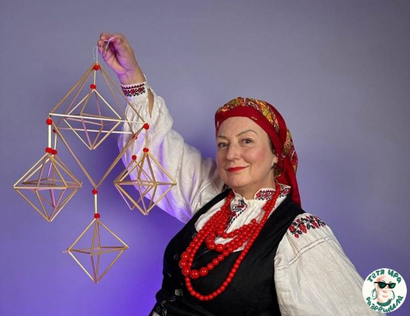 Беларускае лега, родны дзэн і традыцыйны абярэг. Ірына Новік расказала, чым яе зачаравалі саламяныя павукі і як іх рабіць Ірына Новік трымае ў руках саламянага павука. Саламяны павук можа быць рамбічны ці пірамідальны, ён робіцца з саломкі і нітак