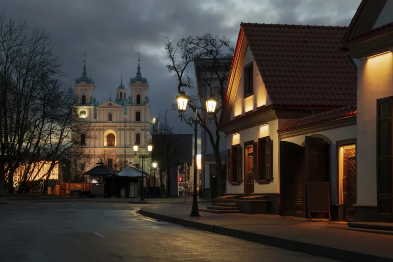 Якія новыя ўстановы з'явіліся ў Гродне за паўгода, а якія закрыліся? Гродна - вуліца Замкавая, від на дом рыбака і Фарны касцёл
