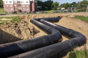 Ва ўзорным гродзенскім двары бульдозерам паўскопвалі клумбы і паламалі дрэвы ЖКГ рамонт цепласетак і замена труб, адключэнне вады летам