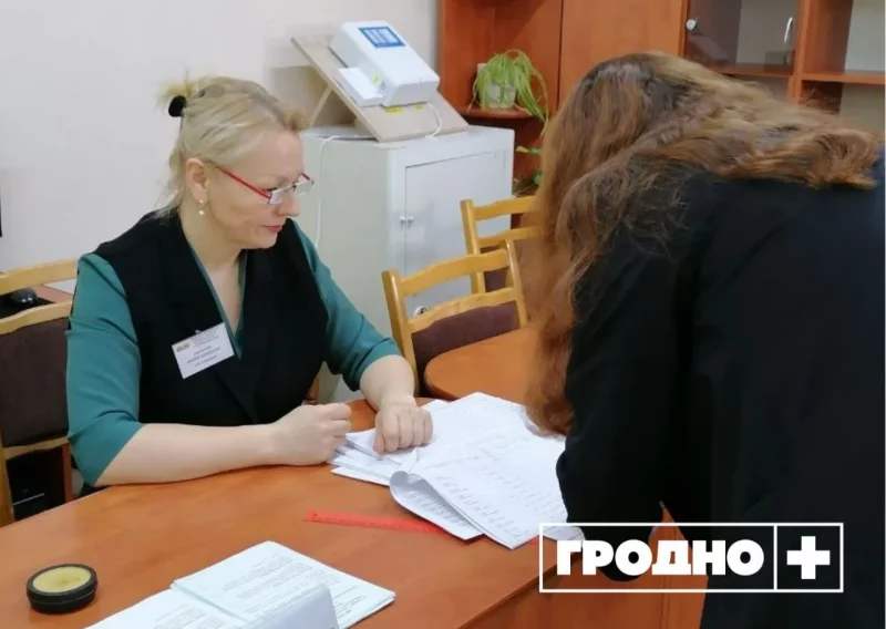 У Гродне - адкрытыя кабінкі, у Слоніме - спіс «нядобранадзейных». Пачалося датэрміновае галасаванне Датэрміновае галасаванне ў Гродне