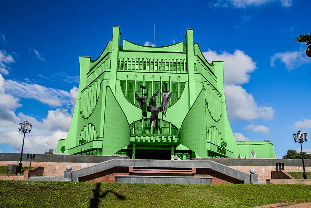 Гродненский драматический театр в зеленом цвете ко Дню святого Патрика