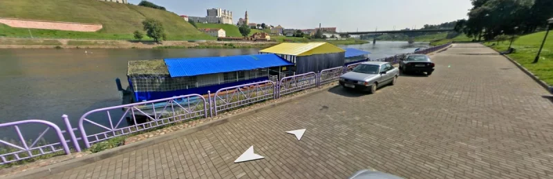 Бывший ресторан "Галера" на Немане отбуксировали из центра Гродно