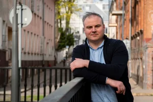 “Хутчэй буду назіраць гэта ўсё здалёк”. Юрый Меляшкевіч расказаў, з чаго смяяліся ў СІЗА і чаму не пойдзе ў палітыку Юрый Меляшкевіч у Беластоку