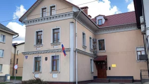 Працуюць з дзецьмі, займаюцца “агульнай гісторыяй”, выкрываюць “украінскіх неанацыстаў”. Што вядома пра Рускі дом, які адкрыюць у Гродне Рускі дом у Гродне