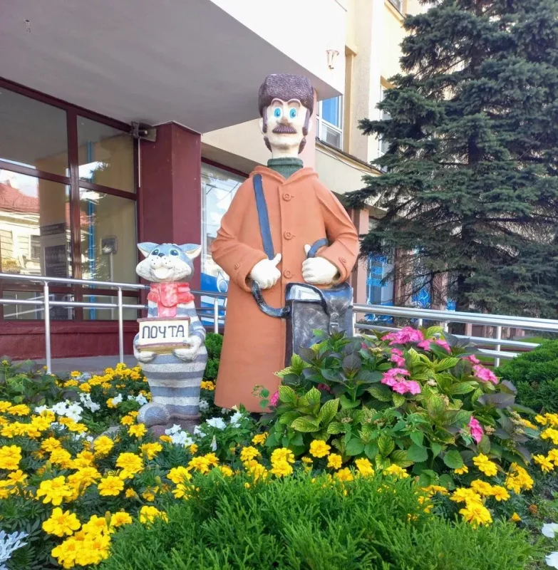 У філіял "Белпошты" ў Гродне шукаюць амаль 30 чалавек. Якія ўмовы і заробкі? Фігура перад будынкам Гродзенскага філіяла РУП "Белпошта"