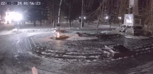 Гродзенца, які справіў патрэбу на Вечны агонь, асудзілі на два гады «хіміі» Здарэнне ля Вечнага агню ў ноч на 22 студзеня 2024 года. Хлопец апаганіў Вечны агонь - памачыўся на яго. Скрыншот з відэазапісу камеры назірання. Крыніца: міліцыя Гродна