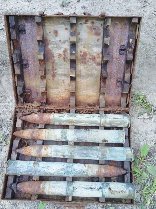 Вялікую схованку зброі знайшлі ў Ваўкавыскім раёне: выкапалі 16 скрыняў снарадаў