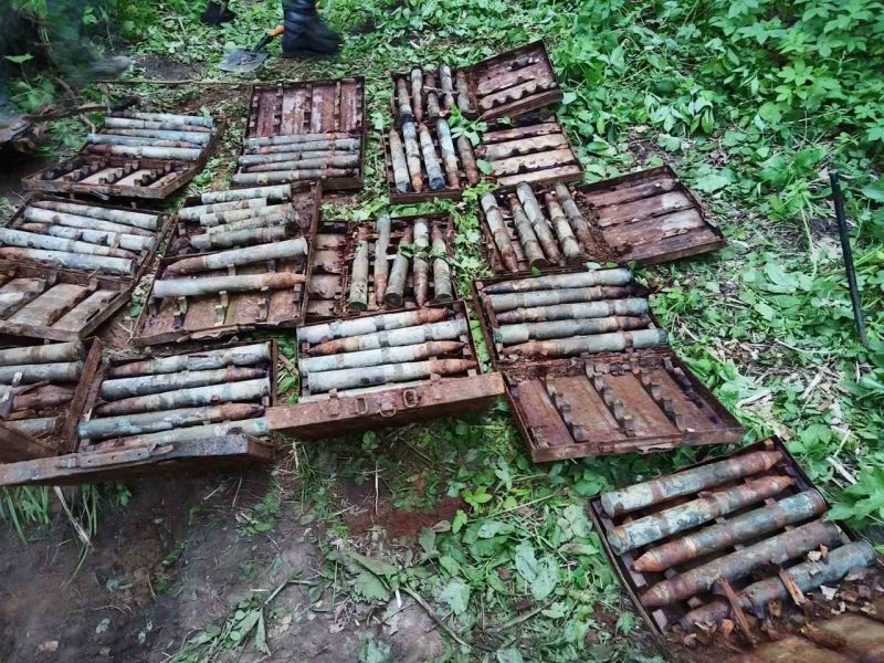 Вялікую схованку зброі знайшлі ў Ваўкавыскім раёне: выкапалі 16 скрыняў снарадаў