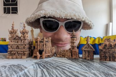 Гродна ў чамадане: мастак Яраслаў Кірвель стварыў макет горада з&nbsp;200 вінных коркаў