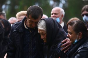 Памерла маці загінулага палітвязня Вітольда Ашурка Алена Ашурак на пахаванні сына Вітольда Ашурка