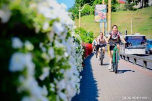 У Гродне з'явяцца новыя клумбы - высаджваць кветкі будуць з дапамогай спецыяльнай машыны Кветкавая сцяна на гродзенскім Старым мосце