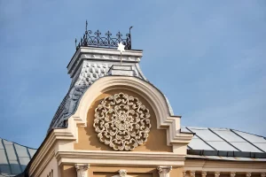 На адной з вежаў будынка харальнай сінагогі выкананы барэльеф у выглядзе сімвала іўдаізму – граната. Фота: iStock