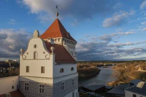 Дзе канчаецца Еўропа? Як сёння выглядаюць замкі-блізняты ў Крэве і Медніках Стары замак у Гродне. Від на Нёман і мост. Фота: iStock