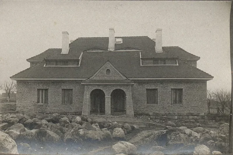Дом, пабудаваны афіцэрскім кааператывам у Гродне ў 1924 годзе. На першым плане бачныя валуны і фрагменты Гродзенскіх фартоў