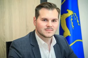 Судзіў КВЗ, скончыў юрфак і ўдзельнічаў у рэпрэсіях. Чым вядомы Аляксей Апановіч, які стаў галоўным ідэолагам Гродна ў 26 гадоў Галоўны ідэолаг Гродна Аляксей Апановіч. Фота: instagram.com/alexey_apanovich