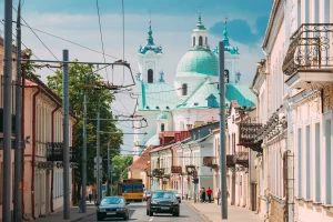 "З Гродна з любоўю". Якія сувеніры прывезці з паездкі ў Гродна Вуліца Маркса, гістарычны цэнтр Гродна, транспарт, фарны касцёл. Фота: iStock