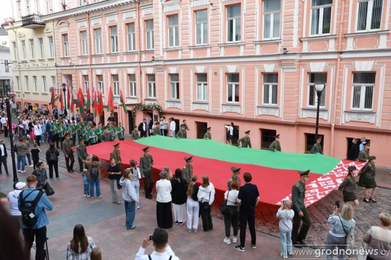 Городской выпускной в Гродно - 2024 год. Несут огромный красно-зеленый флаг