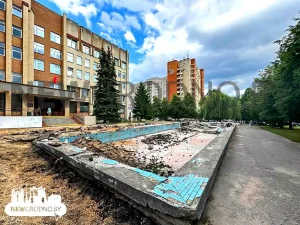 Будаўнічая тэхніка на Урублеўскага: пачалі дэмантаж чашы былога фантана Фантан на вуліцы Урублеўскага ў Гродне