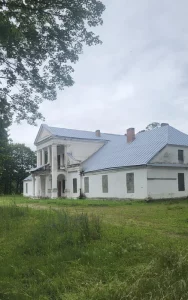 “Крэпкахазяйственная рука дацягнулая да справы”. Як зараз выглядае маёнтак Падароск, які забралі ва ўласніка і перадалі аддзелу культуры? Маёнтак Падароск