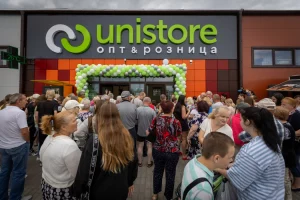 Натоўп 1000 чалавек сабраўся на адкрыццё крамы на Альшанцы Unistore опт&розіца