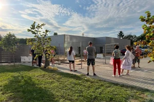 «Хочуць перакапаць усю стаянку і двор». Жыхары Дзевятоўкі і мінскія прадпрымальнікі канфліктуюць з-за будаўніцтва кафэ Кафэ, якое будуецца на Дзевятоўцы і мясцовыя жыхары, якія хочуць абараніць свой двор. Фота: s13.ru